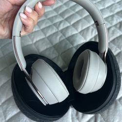 Beats Solo Pro Wireless Noice Cancelling On -Ear Headphones Gray 