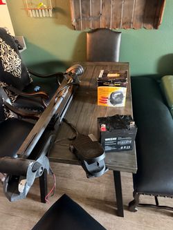 Trolling motor with battery and battery charger