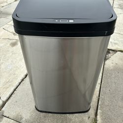 Trash Can. Good Condition 