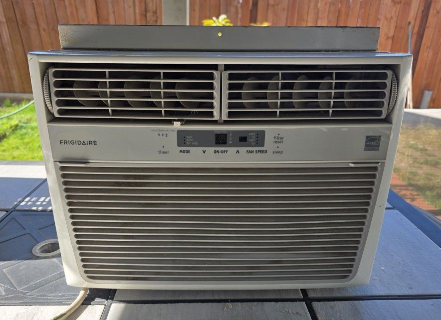 Large Frigjdaire Cooling Window Air Conditioner w/ Remote – Energy Sta