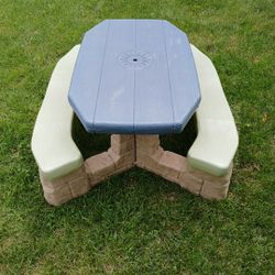 STEP 2 CHILDREN'S PICNIC TABLE
