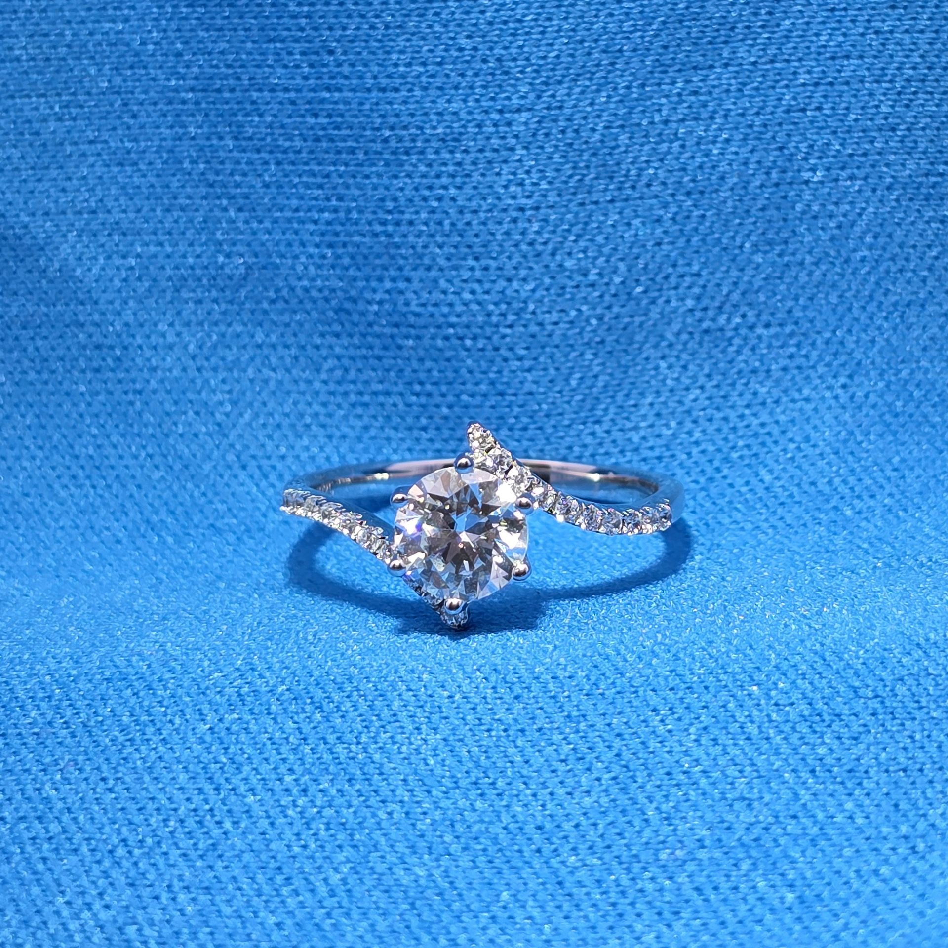Moissanite 1.00 ctw Oval Cut Ring