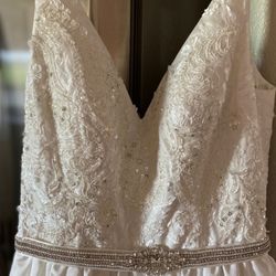 Oleg Cassini Wedding Dress Size 10, Fits 8-6.