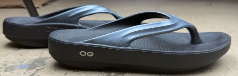 OOFOS Sandals Size W8