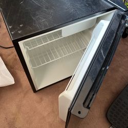 Mini Fridge (Mini Refrigerator 