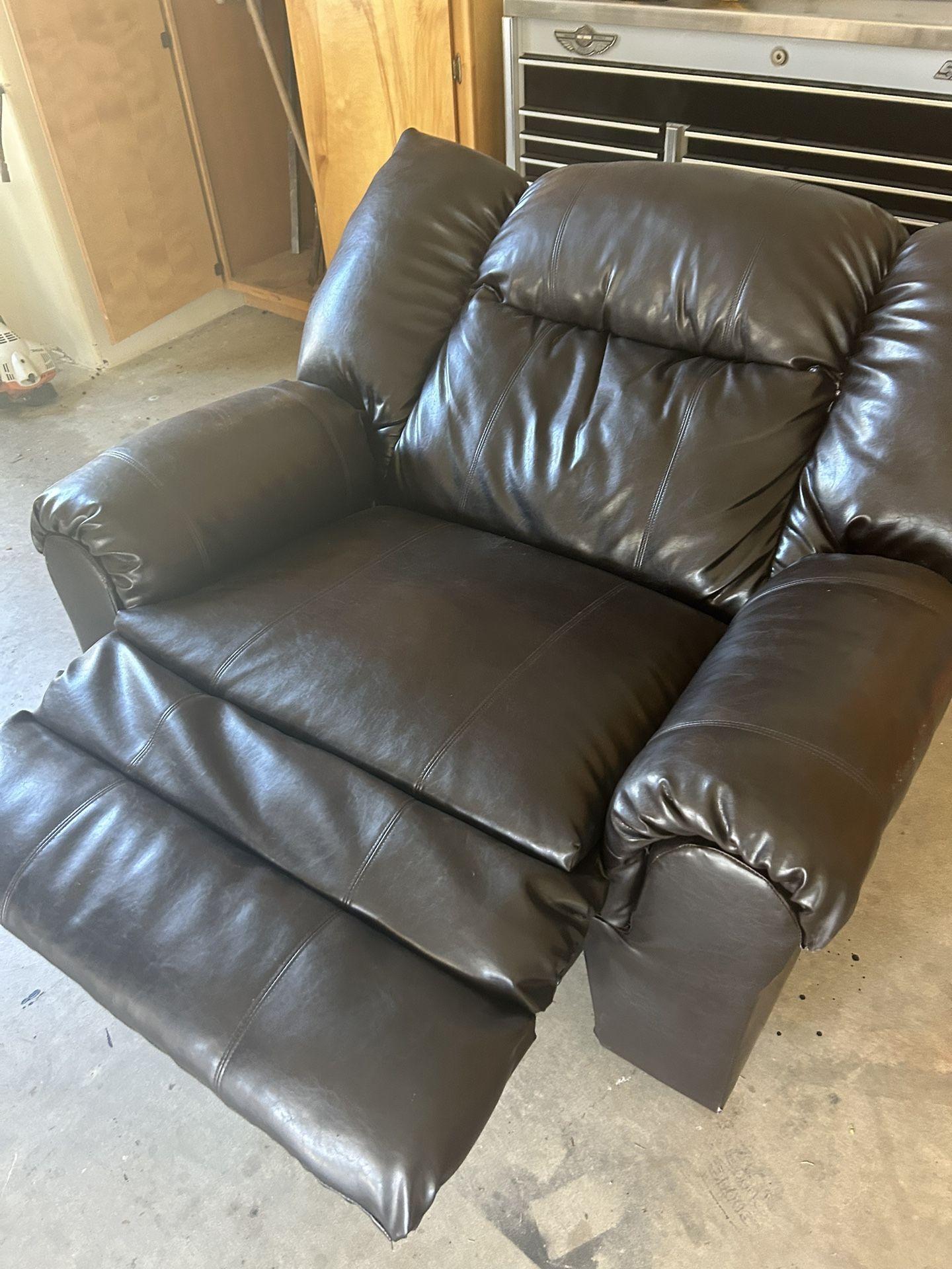 Extra Large Leather Recliner. for Sale in Bakersfield, CA OfferUp