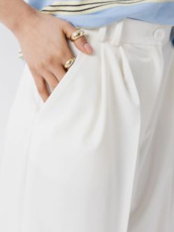 Palazzo season is officially here! 🕊️ If you’re looking for a sign to upgrade your wardrobe with these flowy essentials, this is it. High-waisted, wi