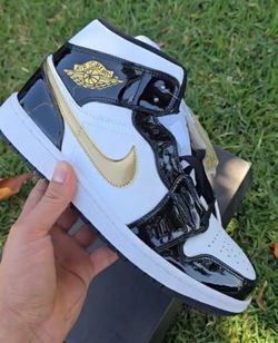 Jordan 1 Mid black/gold size 8.5