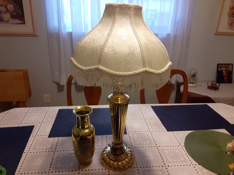 GORGEOUS LOOKING VINTAGE Solid BRASS LAMP A beautiful Vase 28INCHES TALL