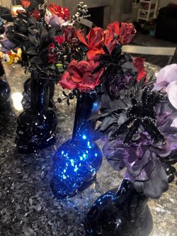 Skull vase rose bouquet