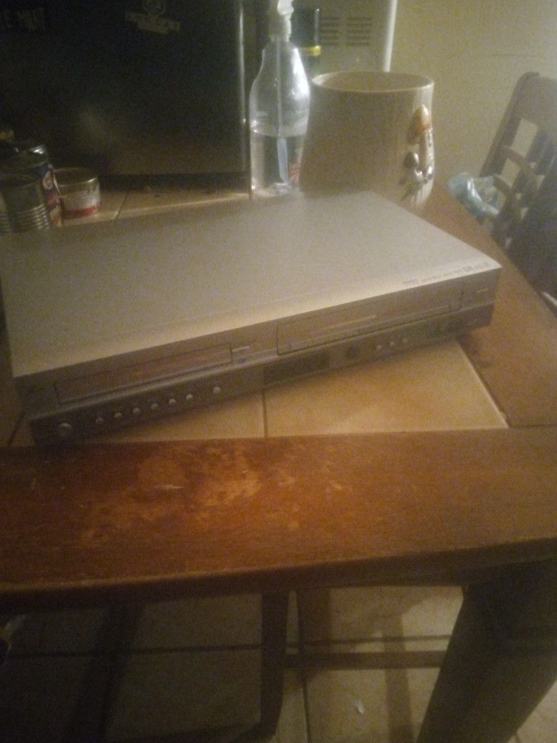 2004 DvD And VHS Player 
