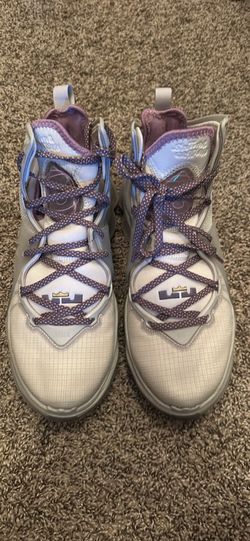 Men’s basketball sneakers