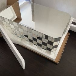 MIRROR COFFEE TABLE PICK UP TODAY MEASURES 24” 