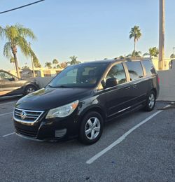 2011 Black VW Routon Mini Van