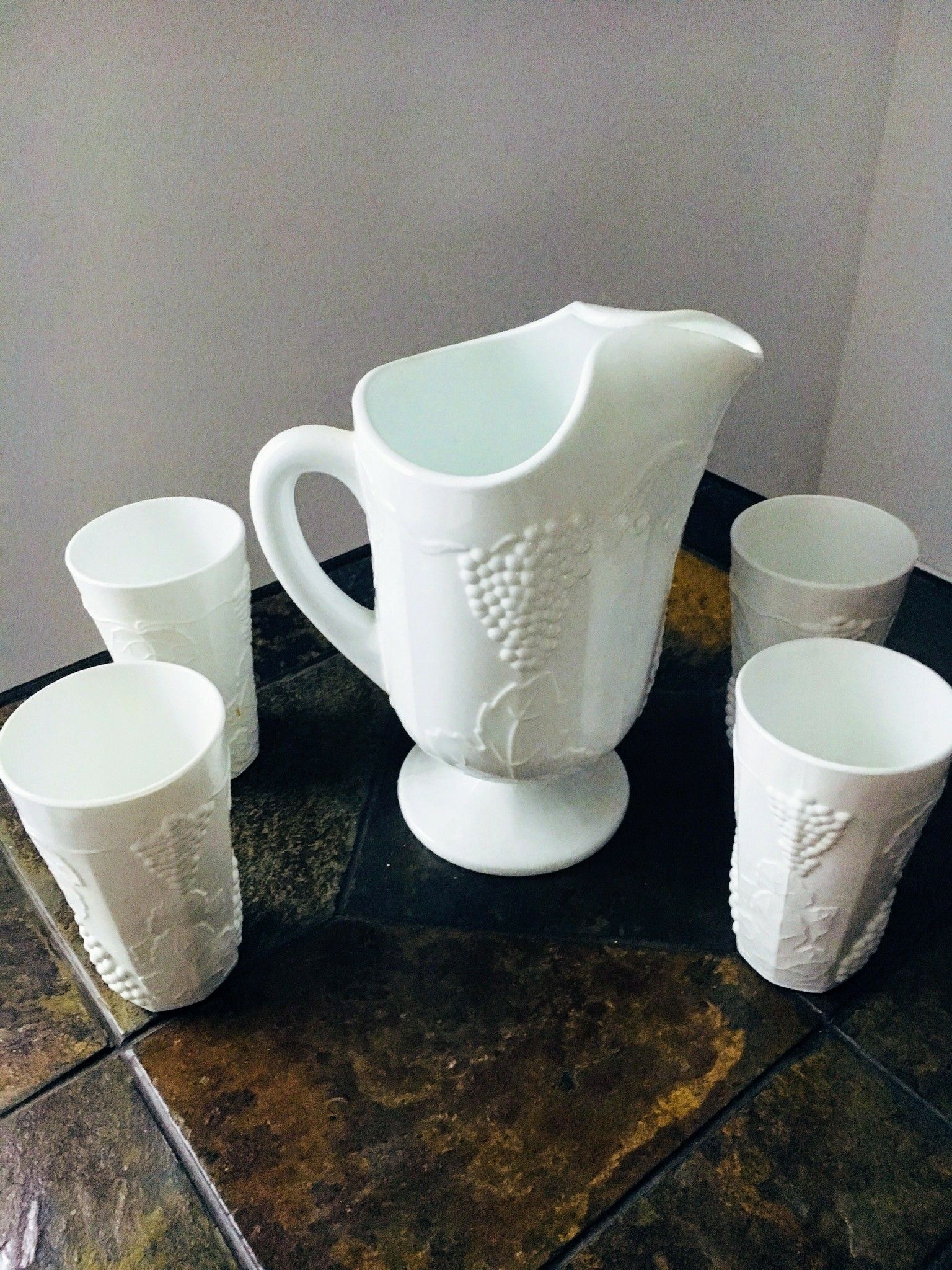 Milk glass set vintage