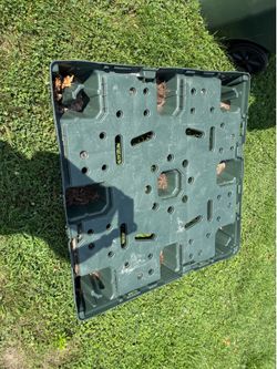 FREE Stackable Nesting Plastic Pallet - 2600LB Load capacity