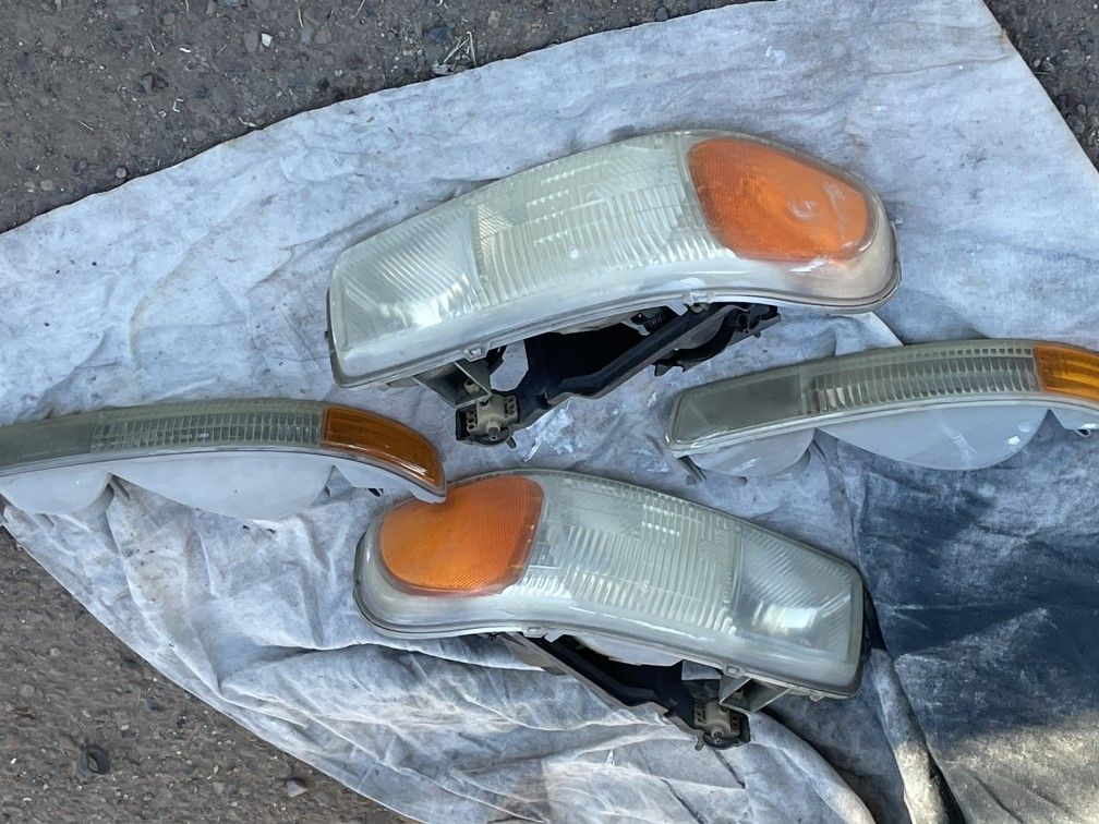 2001 GMC Yukon OEM Headlights and Foglights