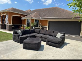 Beautiful charcoal dark grey sectional in great condition super comfy and nice with ottoman asking 700