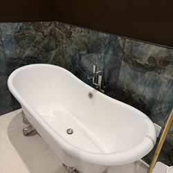 Bathtub freestanding like brand new