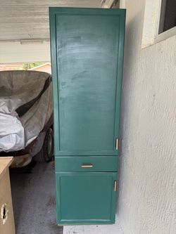 Tall Storage/Pantry Cabinet / Gabinete Alto de Almacenamiento