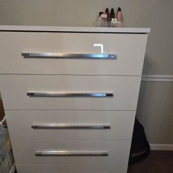 5 drawers White Dresser