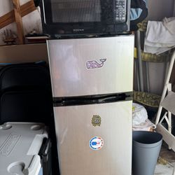 Mini Fridge Top Freezer & Microwave INSIGNIA