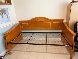 Wooden daybed with trundle