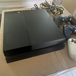 PS4 Original 500GB + 3 Controllers
