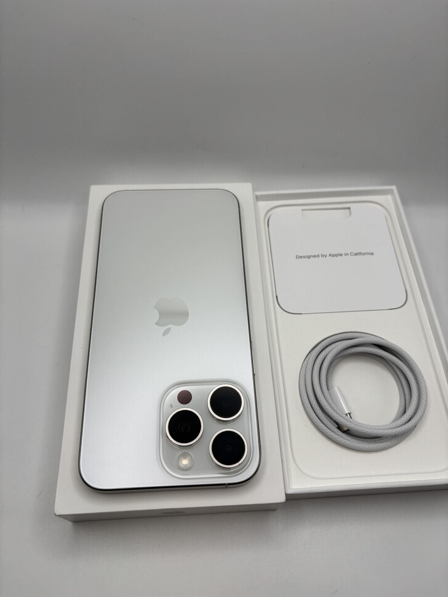 White iPhone 15 pro max 256gb for Xfinity carrier ONLY clean Esn and ready to be activated. Battery health 87% iPhone is in like new condition and eve