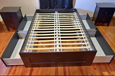 IKEA 4 drawer bed frame. Cama con gabetas.