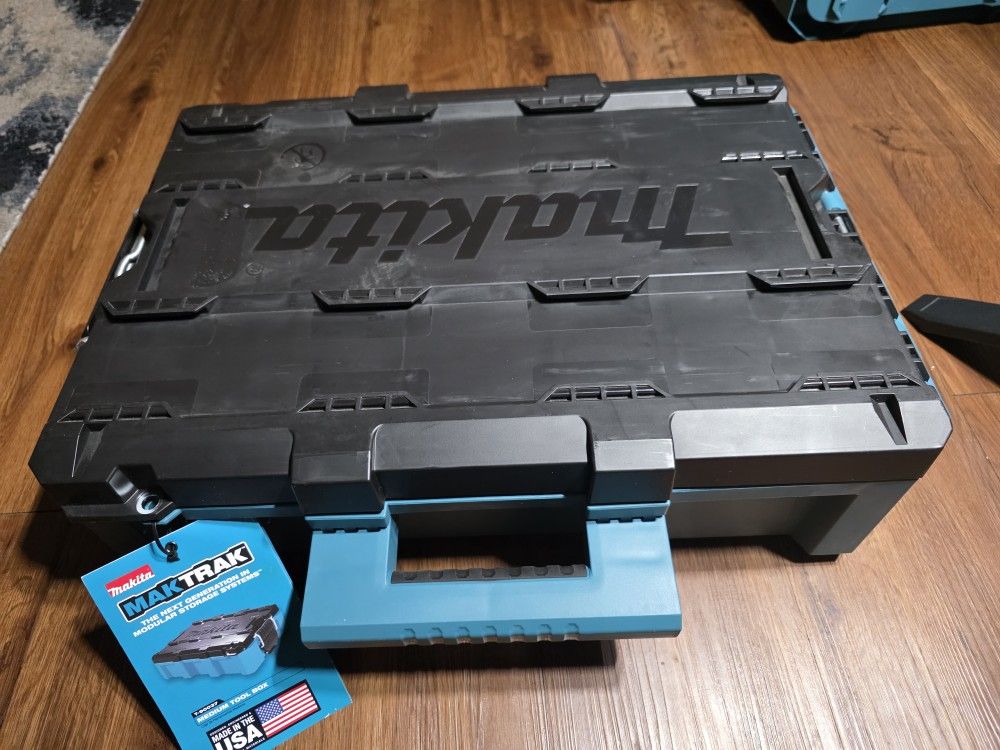 Makita
MAKTRAK Medium Tool Box