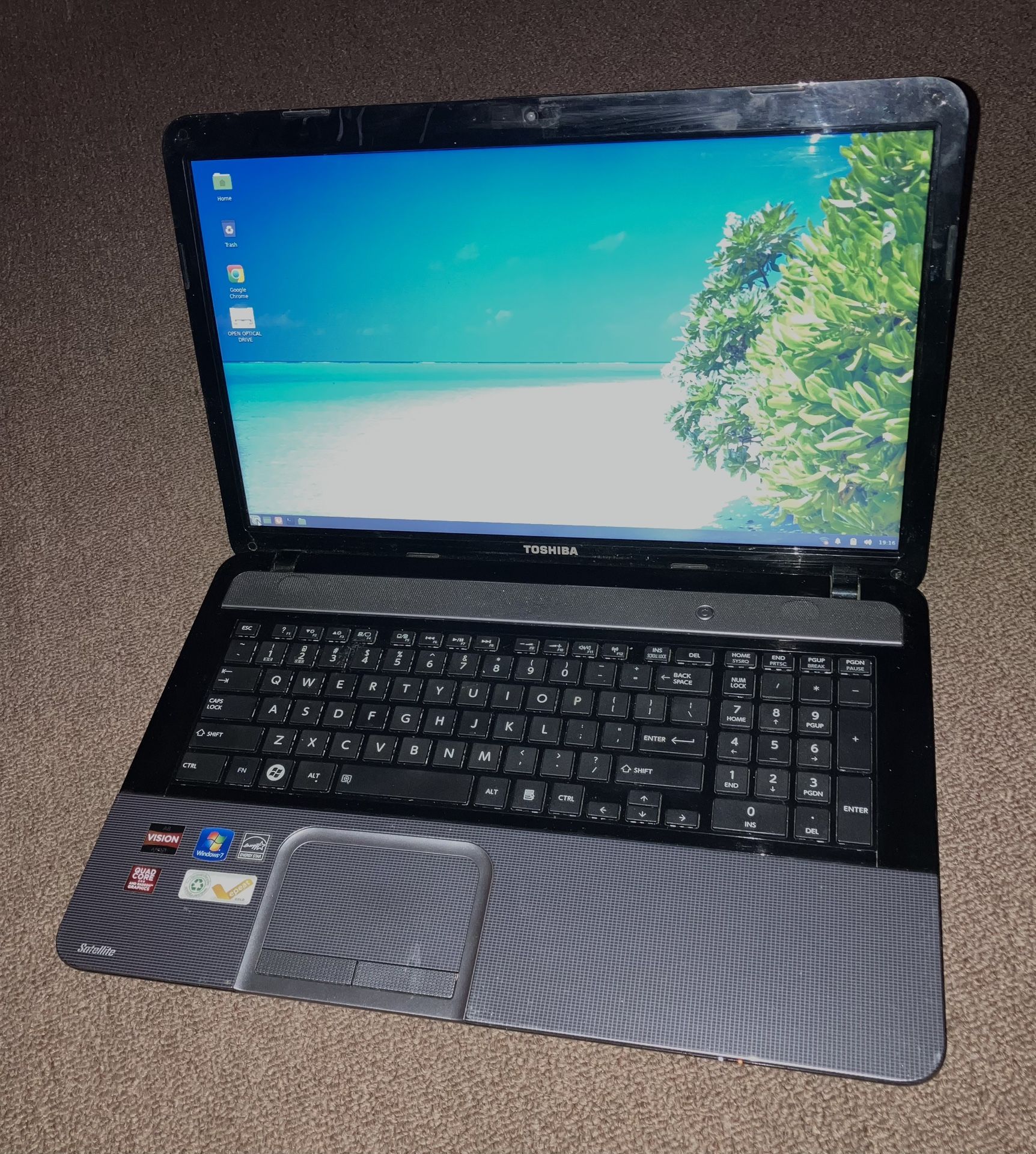 TOSHIBA Laptop Satellite AMD A6-4400M 6GB Memory 640GB HDD AMD Radeon HD 7520G 17.3"