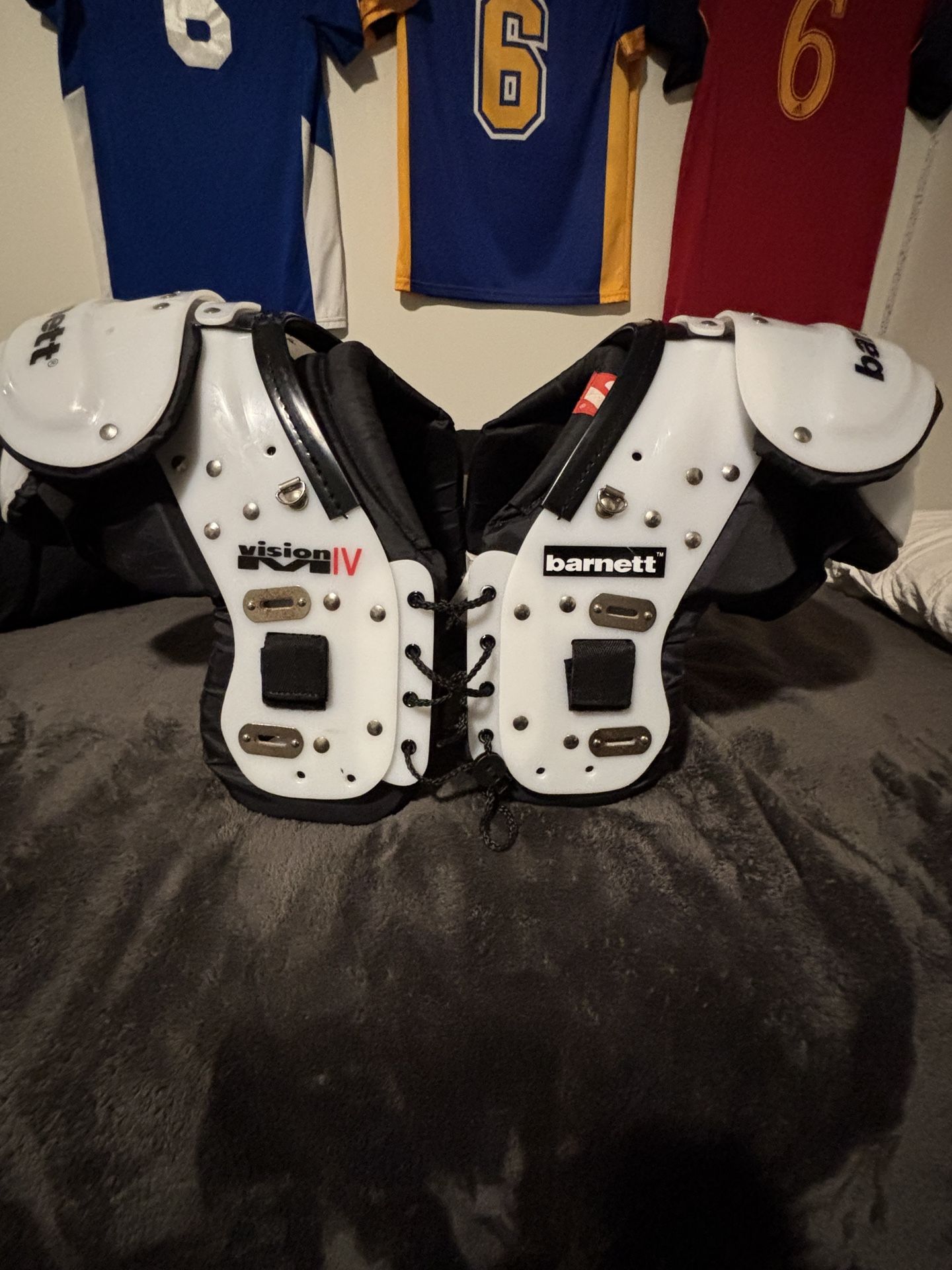 Barnett Football Shoulder Pads “medium “ Youth
