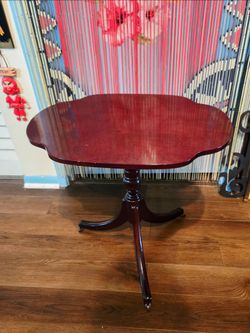 Vintage 1990's Bombay Company Scalloped Piecrust  Mahogany  Accent Table 24×17"×13"