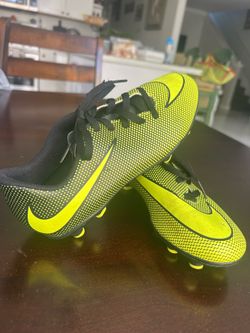 Nike Yellow black soccer youth cleats size 3.5