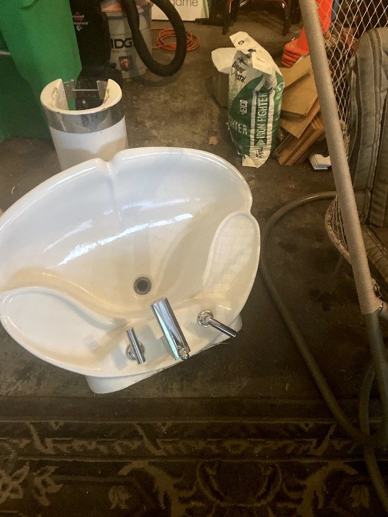 Pedestal Sink 