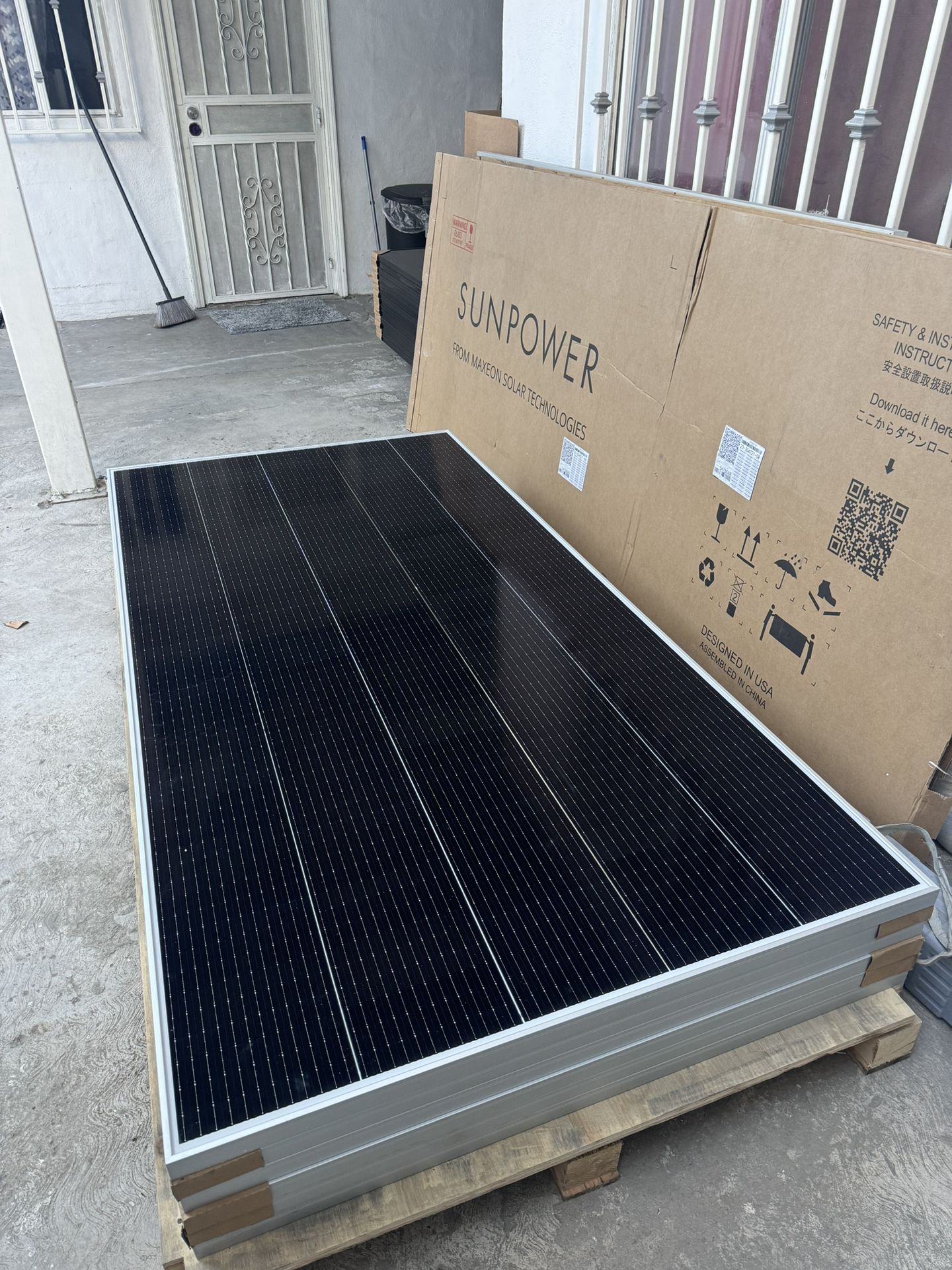 Solar Panels New 540 Watts Sunpower, & 405 Black On Black