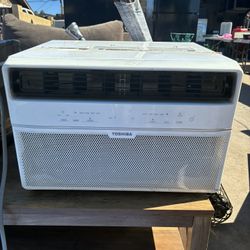 Toshiba 6,000 BTU Window AC Unit – Blows Cold – Works Great