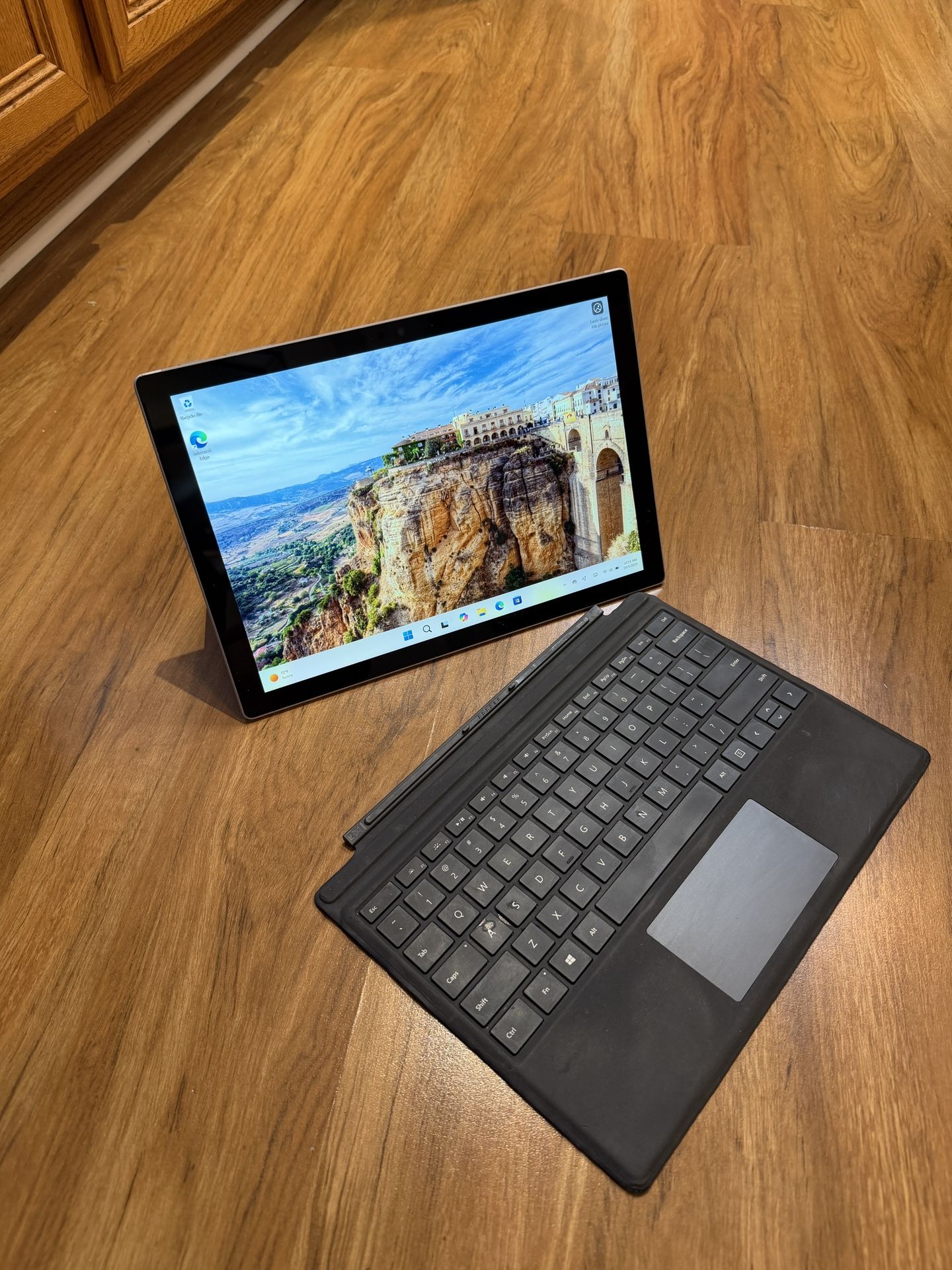 Microsoft SurfacePro 5 core i5 7th gen 8GB Ram 128GB SSD Windows 11 Pro 14” HD Graphics Touch Screen Tablet/Laptop with charger in Excellent Working c
