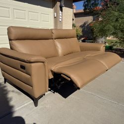 Vitale 2-Seat Power Motion Sofa Made in Italy...Like New