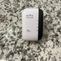 Plug-in WiFi repeater 