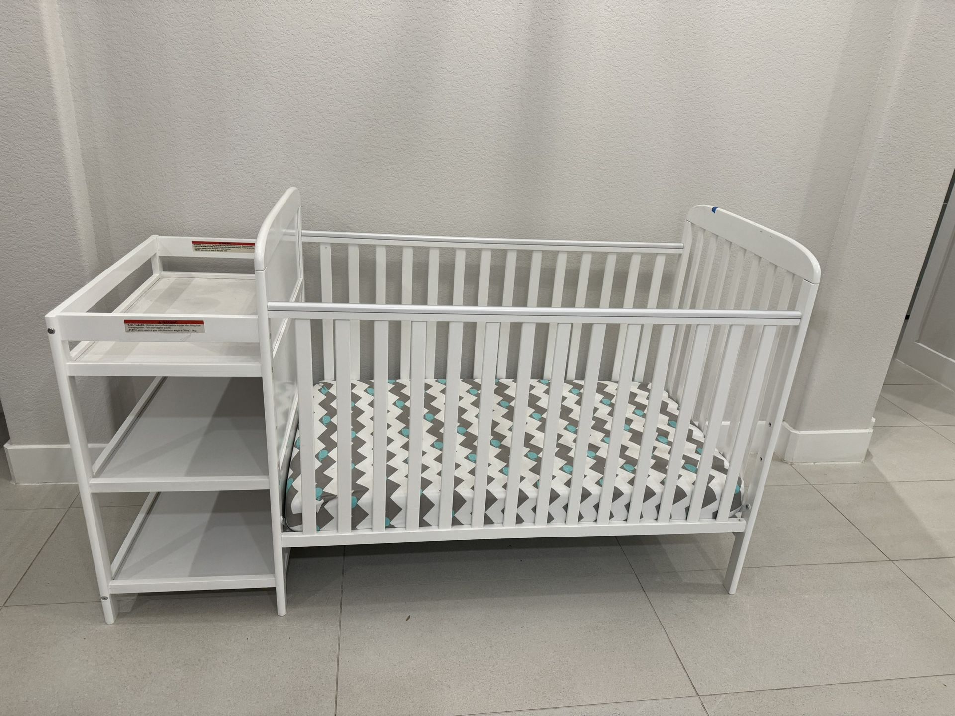 Baby Crib ( Dream On Me) With Diaper Changing Table/fitted Sheet/brand New Mattress And Crib Bumpers