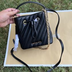 Michael Kors Suri Bucket Bag 