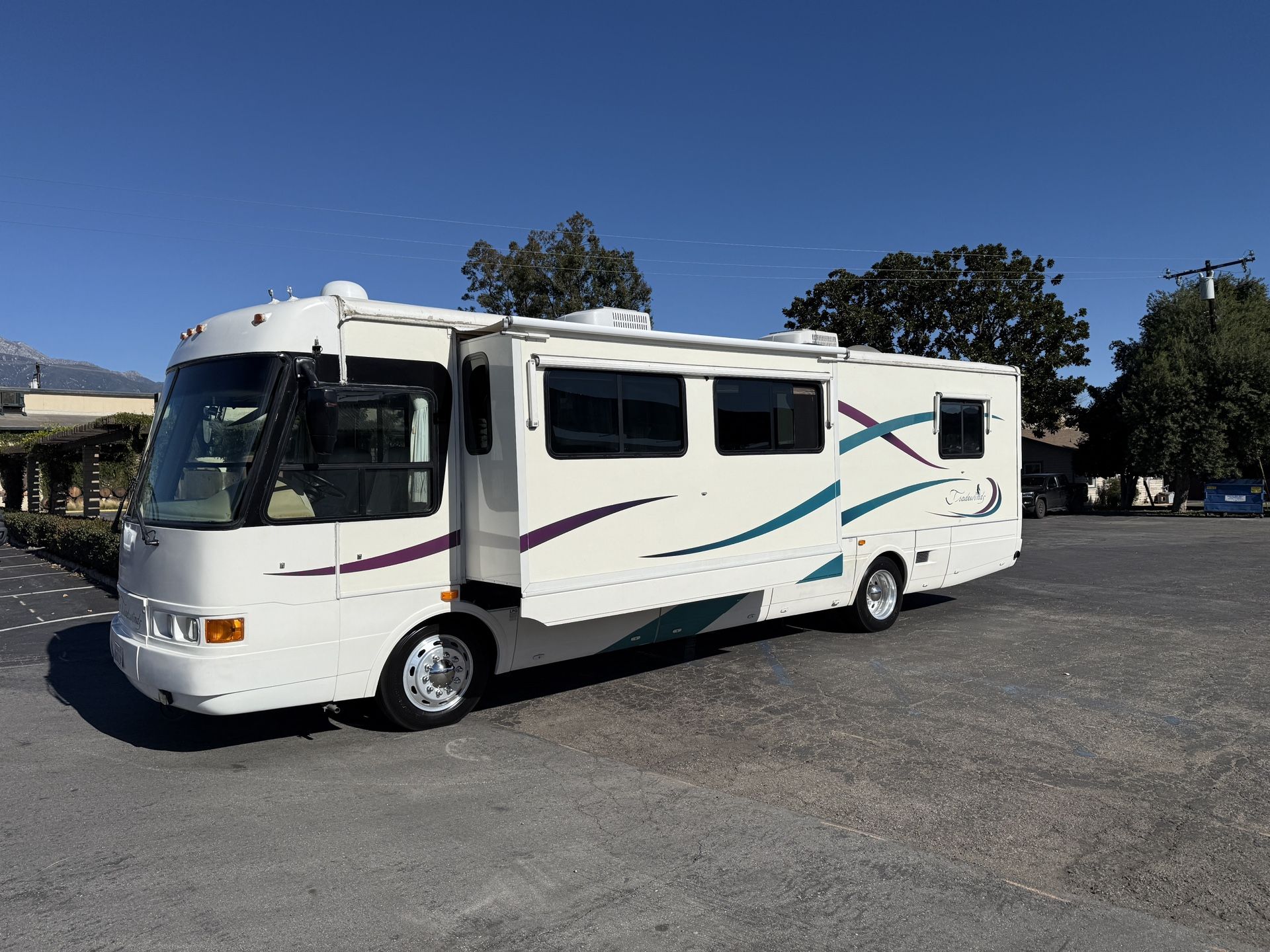 2002 National Tradewinds 38FT With Super Slide & Mid Bunkhouse Diesel Pusher 330 Cat Must See