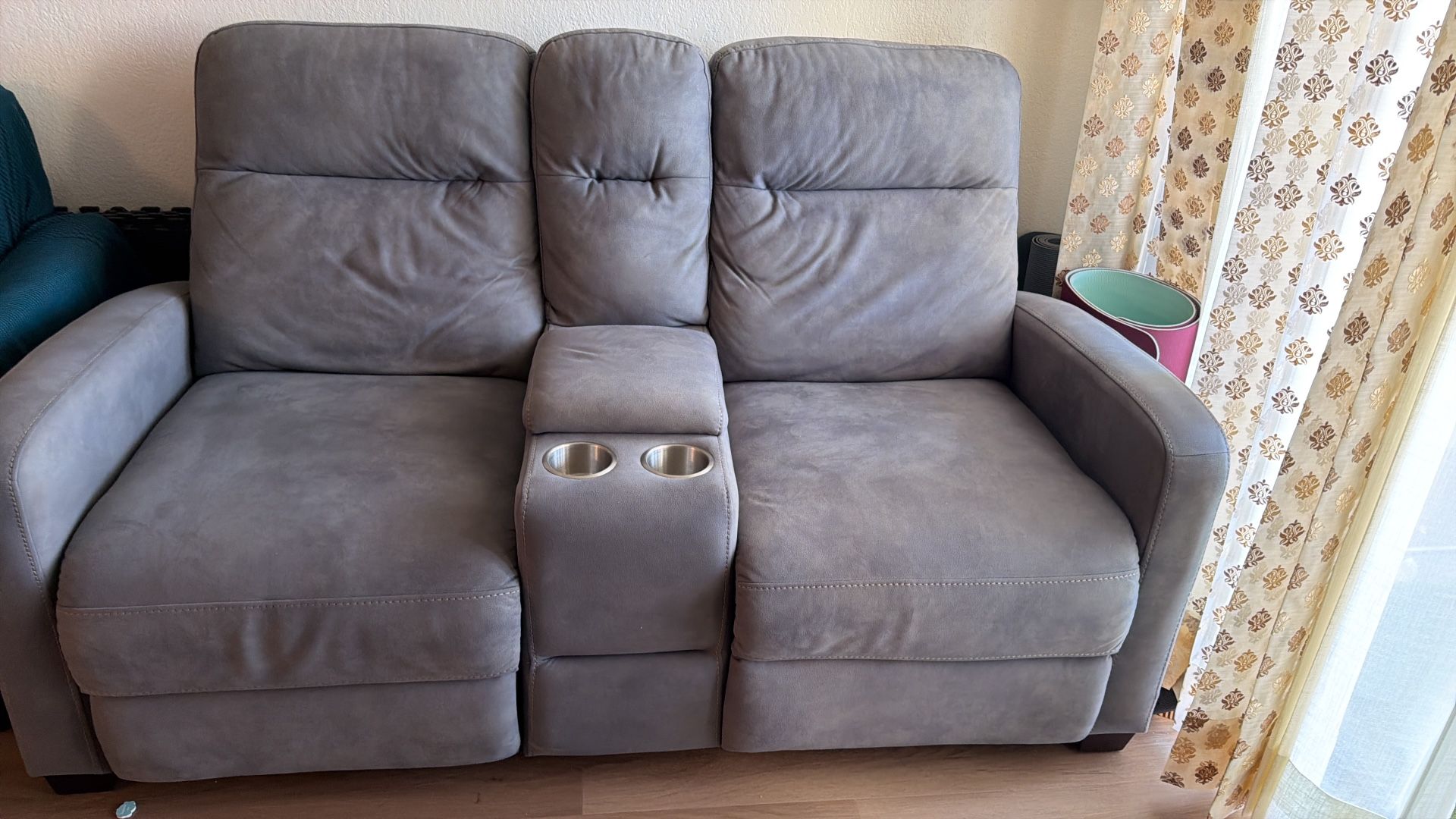 Recliner Loveseat with Cup Holders – Great Condition