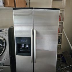 KITCHENAID AID REFRIGERATOR GOOD CONDITION STILL CONECTED 