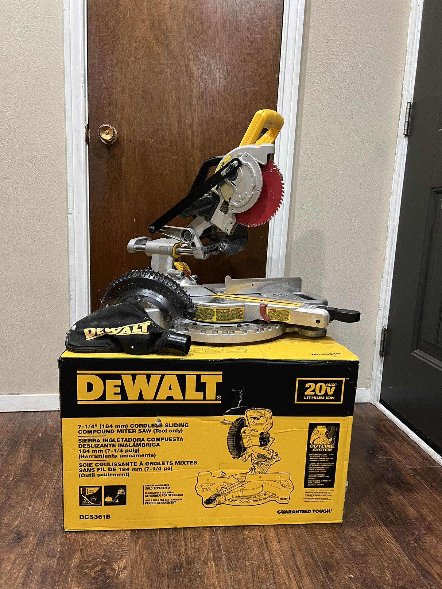DEWALT 20V MAX Cordless 7-1/4 in. Sliding Miter Saw (Tool Only) for Sale in  Duncanville, TX OfferUp
