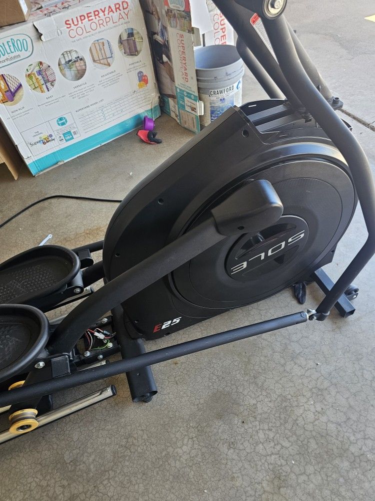 SOLE Elliptical Machine E25