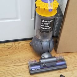 NEW Cond  Dyson ANIMAL BIG BALL VACUUM  , WITH ATTACHMENTS.  ,WORKS EXCELLENT. , AMAZING POWER SUCTION. , IN THE BOX 