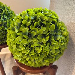 Sunnyglade 2 PCS 15.7” 3 Layers Artificial Plant Topiary Ball Faux Boxwood Decorative Balls for Backyard Balcony Garden Wedding & Home Décor